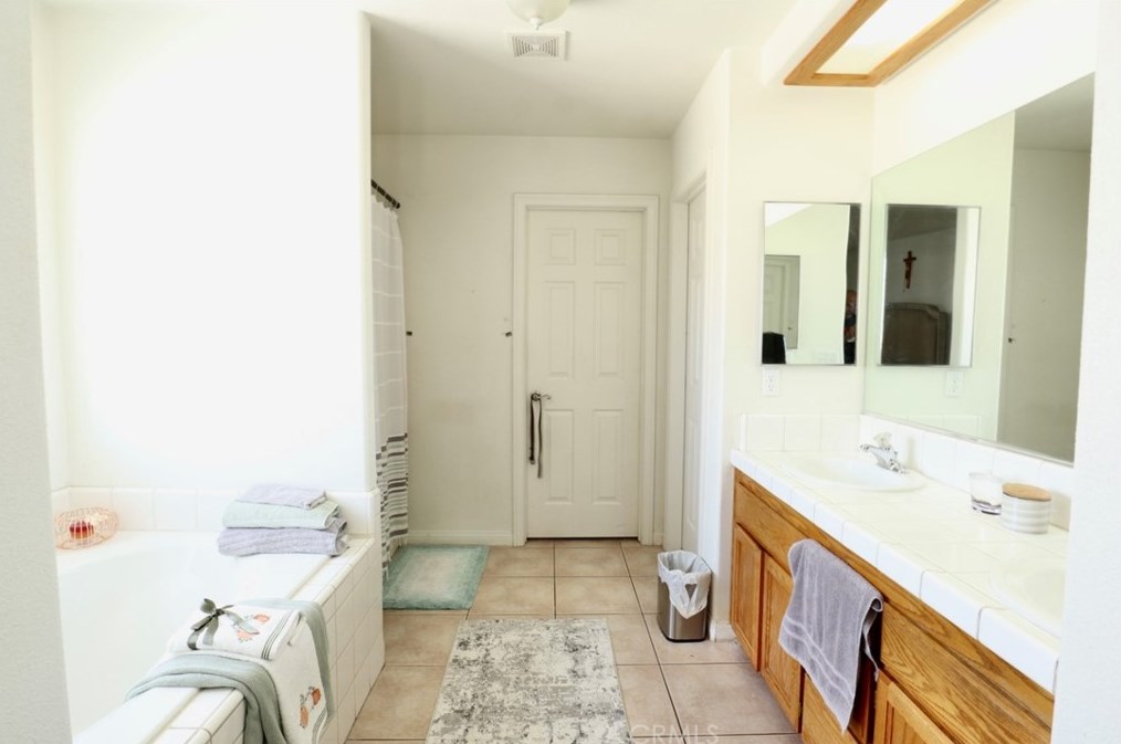 11960 10th Ave, Hesperia CA  92345-1736 exterior