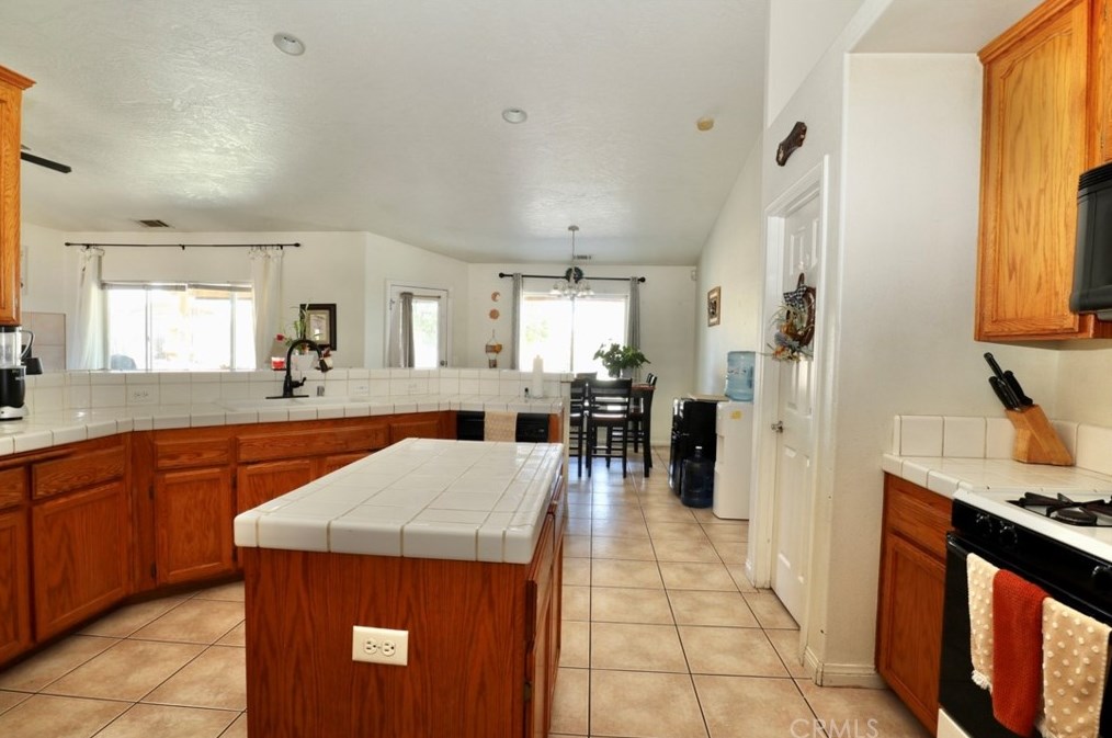 11960 10th Ave, Hesperia CA  92345-1736 exterior