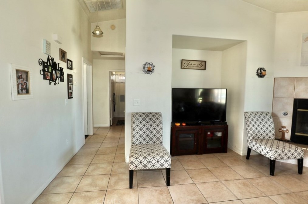 11960 10th Ave, Hesperia CA  92345-1736 exterior