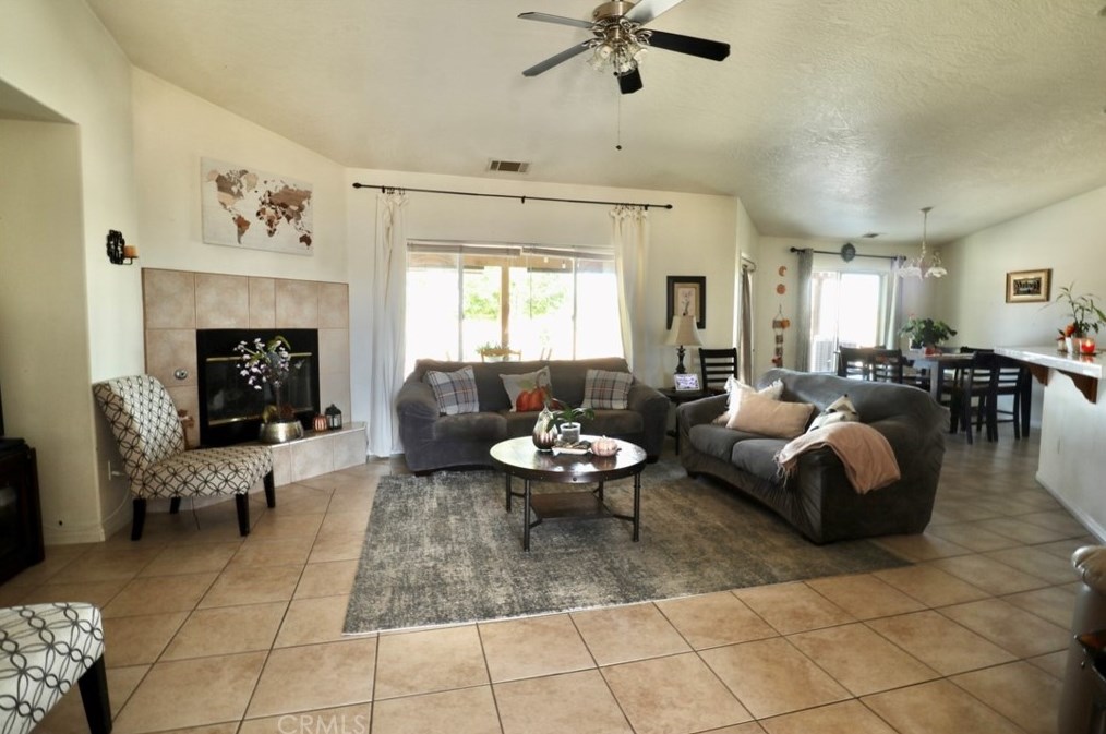 11960 10th Ave, Hesperia CA  92345-1736 exterior