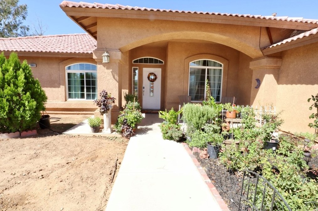 11960 10th Ave, Hesperia CA  92345-1736 exterior