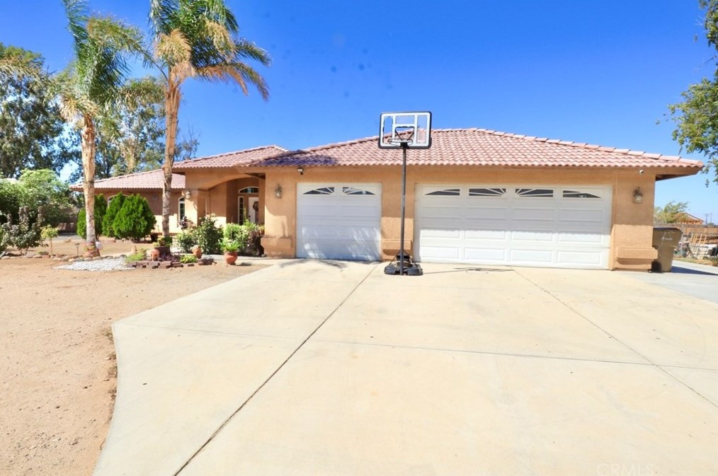 11960 10th Ave, Hesperia CA  92345-1736 exterior