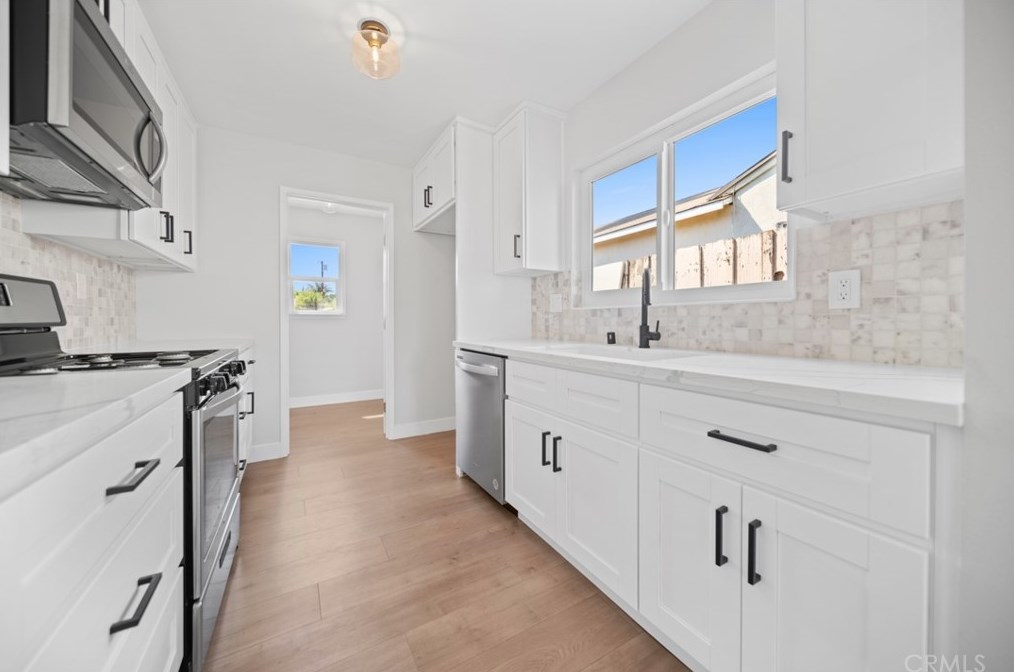 8018 Hesperia Ave, Los Angeles CA  91335-1413 exterior