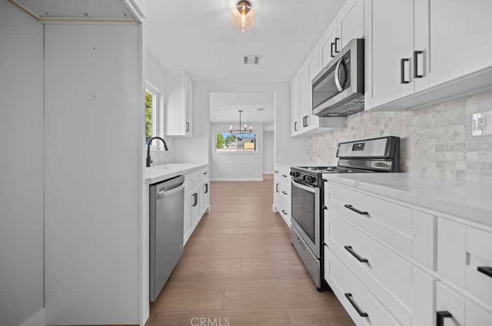 8018 Hesperia Ave, Los Angeles CA  91335-1413 exterior