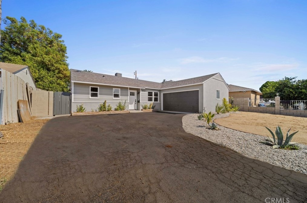 8018 Hesperia Ave, Los Angeles CA  91335-1413 exterior