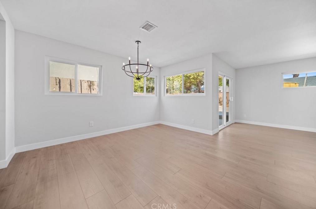 8018 Hesperia Ave, Los Angeles CA  91335-1413 exterior