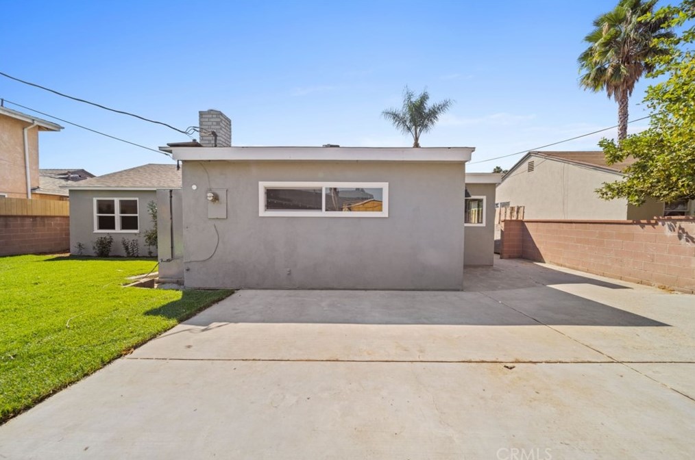 8018 Hesperia Ave, Los Angeles CA  91335-1413 exterior