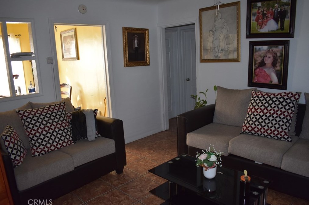 919 Santa Fe Ave, Compton CA  90221-2014 exterior