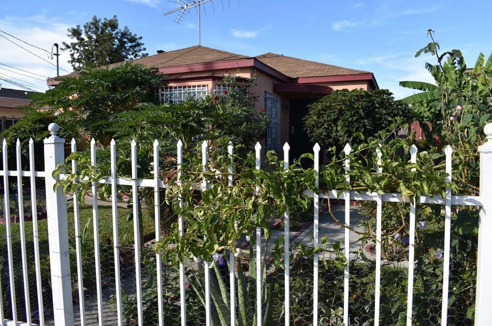 919 Santa Fe Ave, Compton CA  90221-2014 exterior