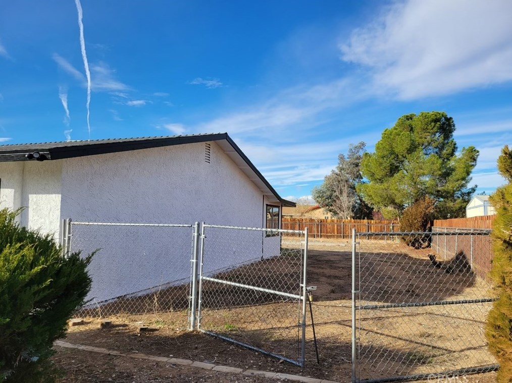 12786 Standing Bear Rd, Apple Valley CA  92308-4719 exterior
