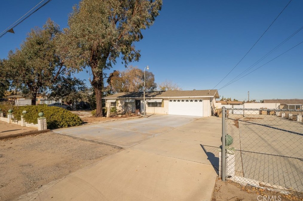 14854 Willow St, Hesperia CA  92345-2740 exterior