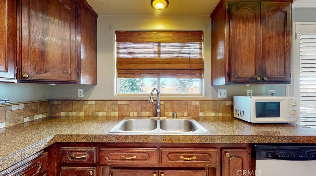 9294 Manteca Ave, Hesperia CA  92345-6461 exterior