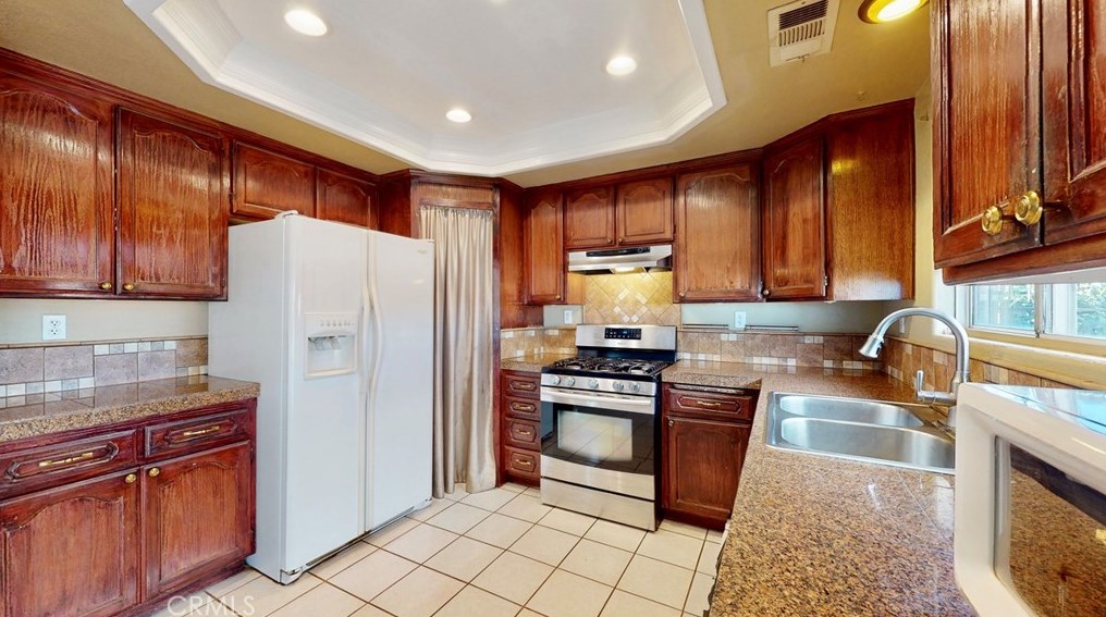 9294 Manteca Ave, Hesperia CA  92345-6461 exterior