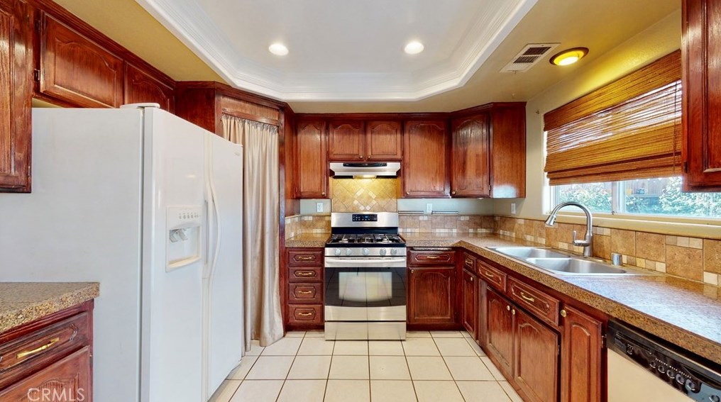 9294 Manteca Ave, Hesperia CA  92345-6461 exterior