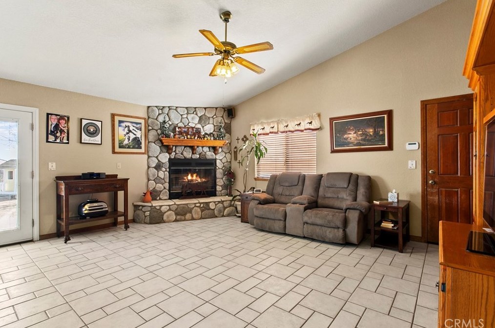 11433 Buttemere Rd, Phelan CA  92371-4245 exterior