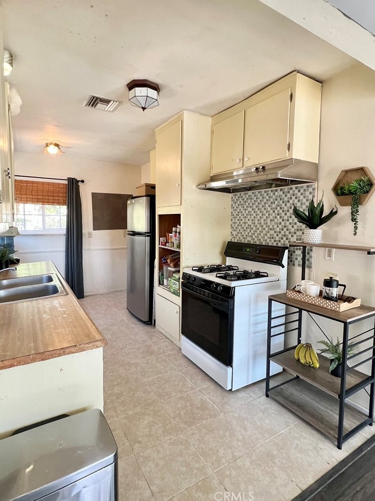 11921 Hubbard St, Moreno Valley CA 92557-6422 exterior