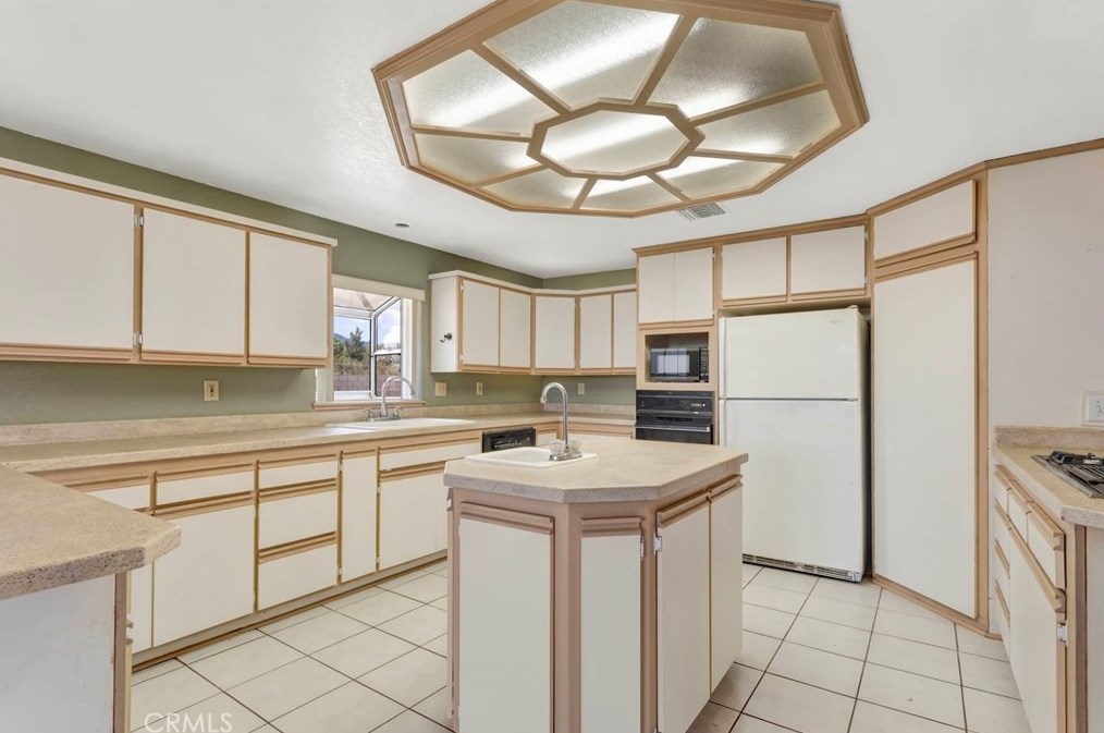 5165 Cygnet Rd, Phelan CA  92371-8573 exterior