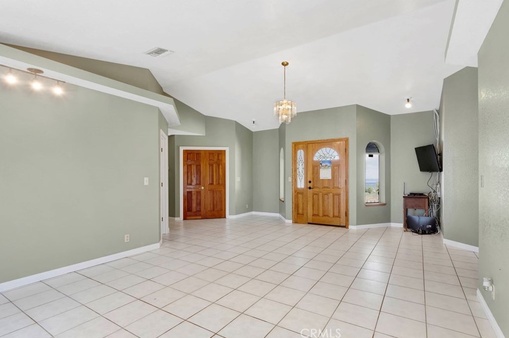 5165 Cygnet Rd, Phelan CA  92371-8573 exterior