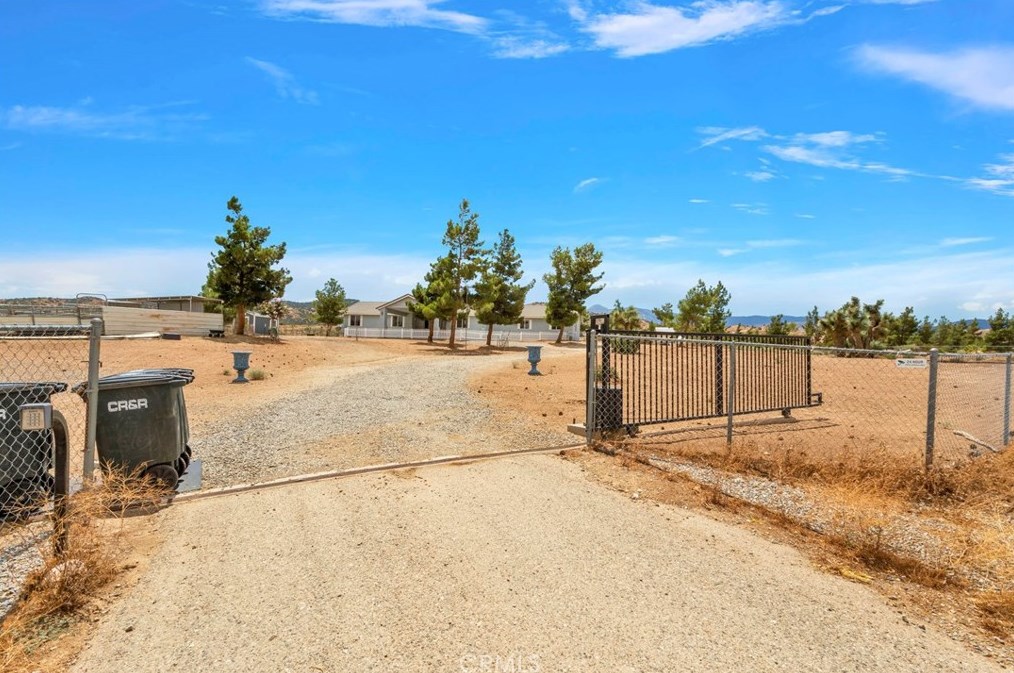 5165 Cygnet Rd, Phelan CA  92371-8573 exterior