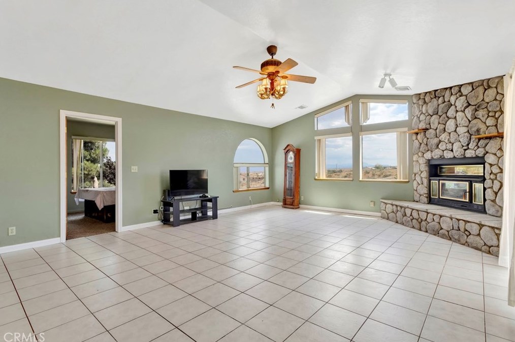 5165 Cygnet Rd, Phelan CA  92371-8573 exterior