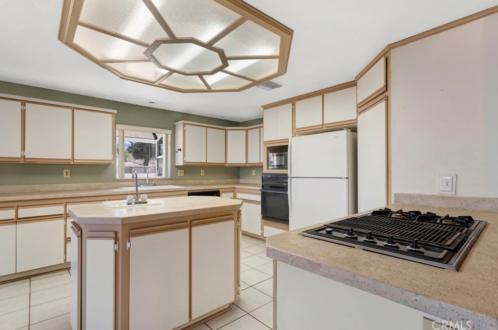 5165 Cygnet Rd, Phelan CA  92371-8573 exterior