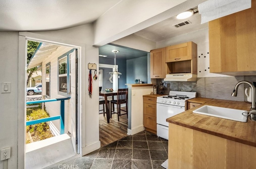 3458 Locust St, Riverside CA  92501-2636 exterior