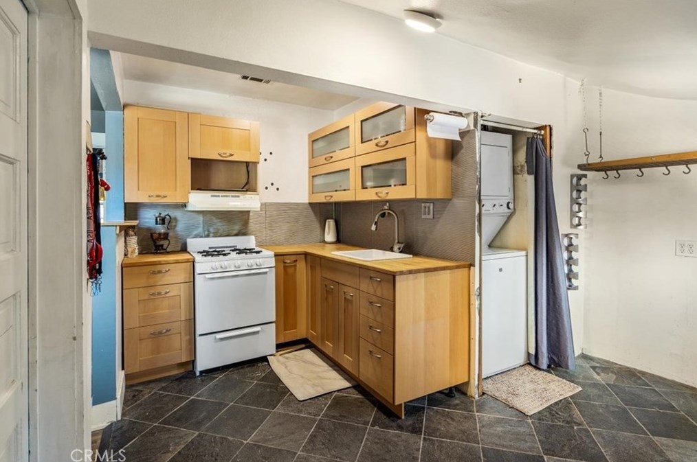 3458 Locust St, Riverside CA  92501-2636 exterior