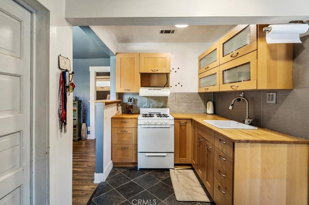 3458 Locust St, Riverside CA  92501-2636 exterior