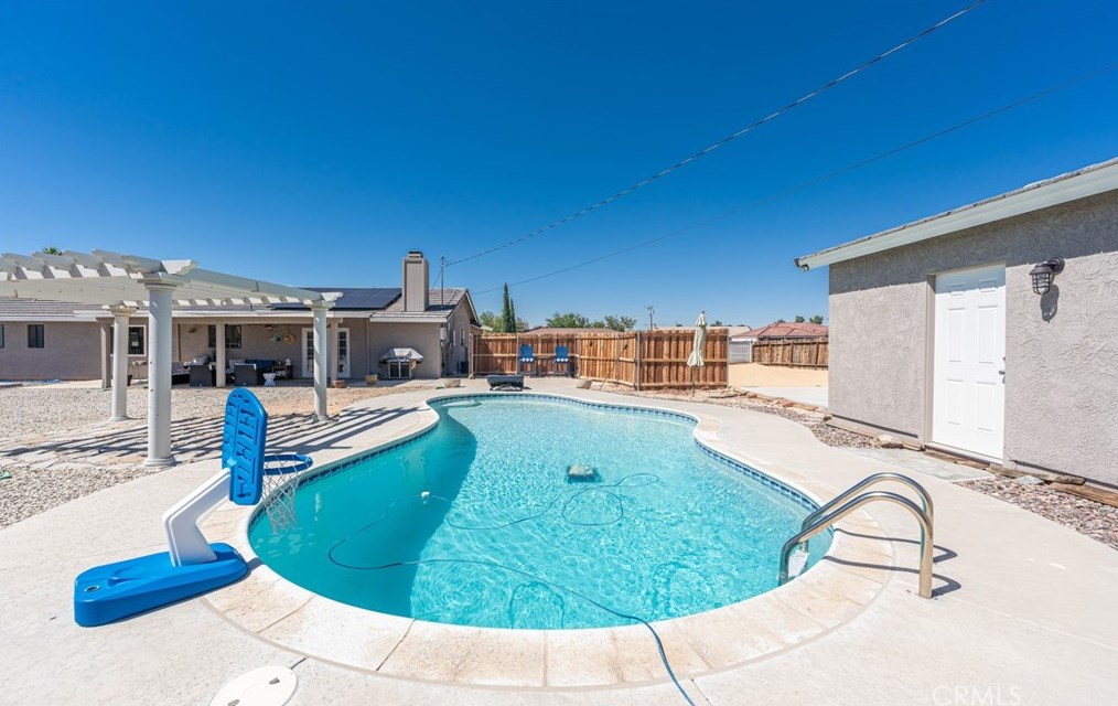 14215 Crow Rd, Apple Valley CA  92307-5508 exterior