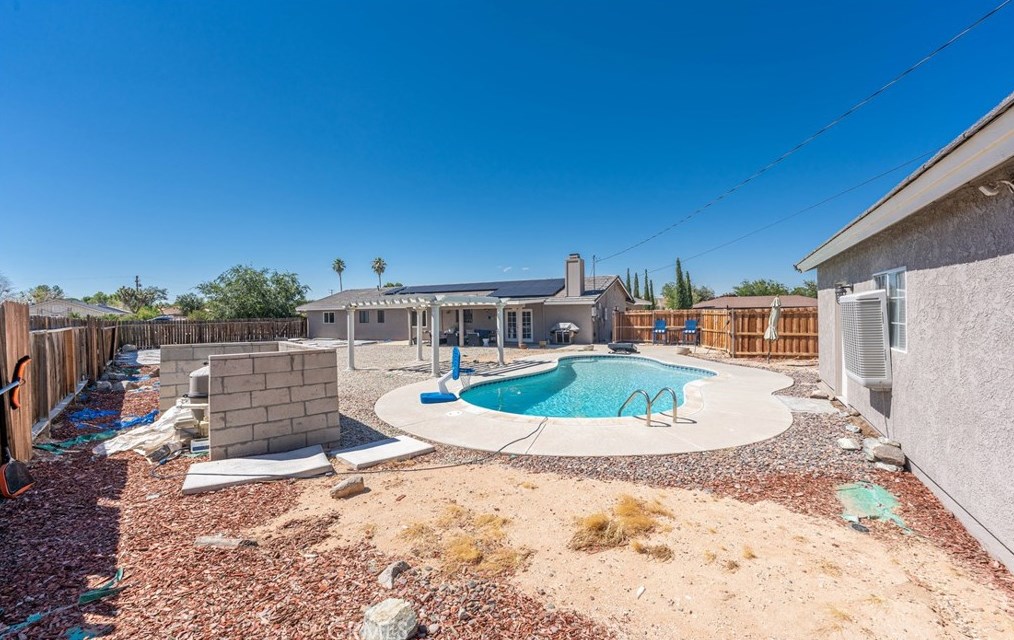 14215 Crow Rd, Apple Valley CA  92307-5508 exterior