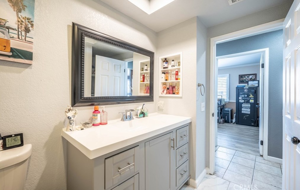 14215 Crow Rd, Apple Valley CA  92307-5508 exterior