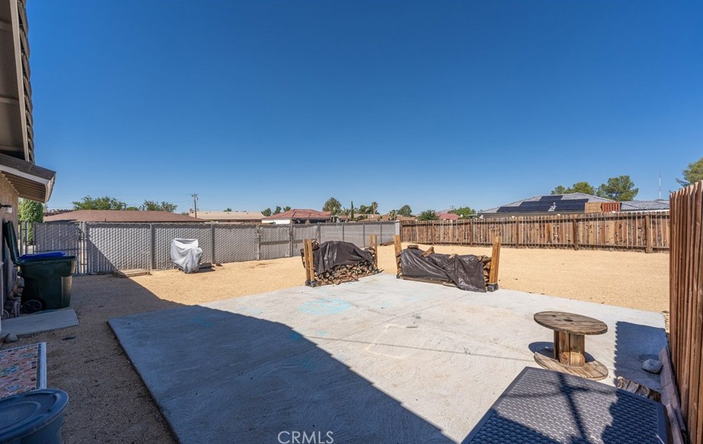 14215 Crow Rd, Apple Valley CA  92307-5508 exterior