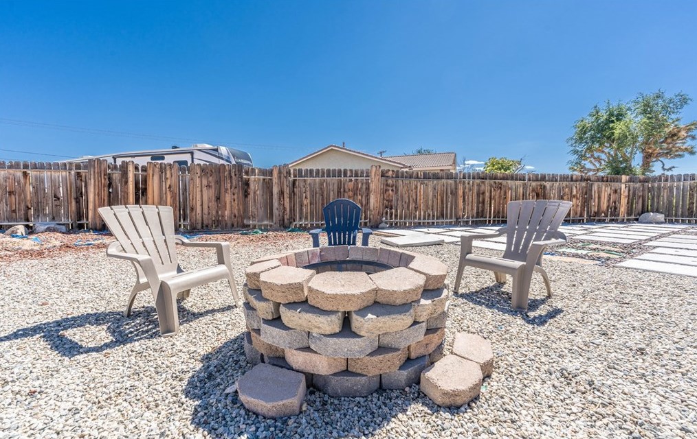 14215 Crow Rd, Apple Valley CA  92307-5508 exterior