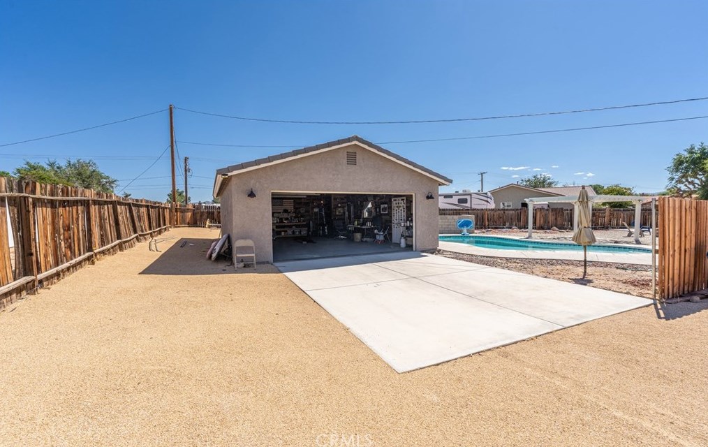 14215 Crow Rd, Apple Valley CA  92307-5508 exterior