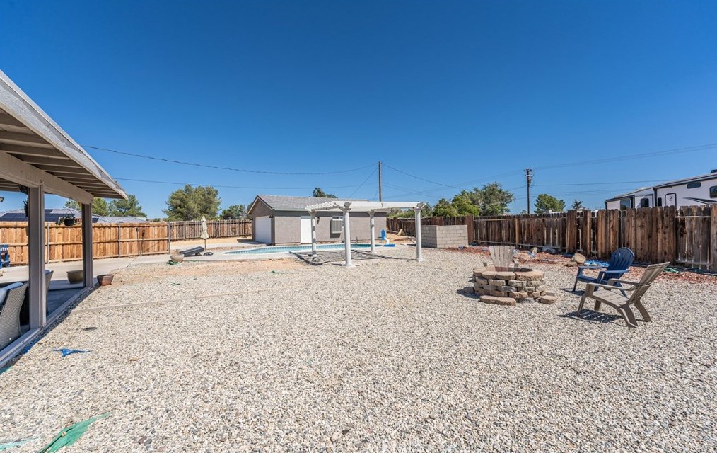 14215 Crow Rd, Apple Valley CA  92307-5508 exterior