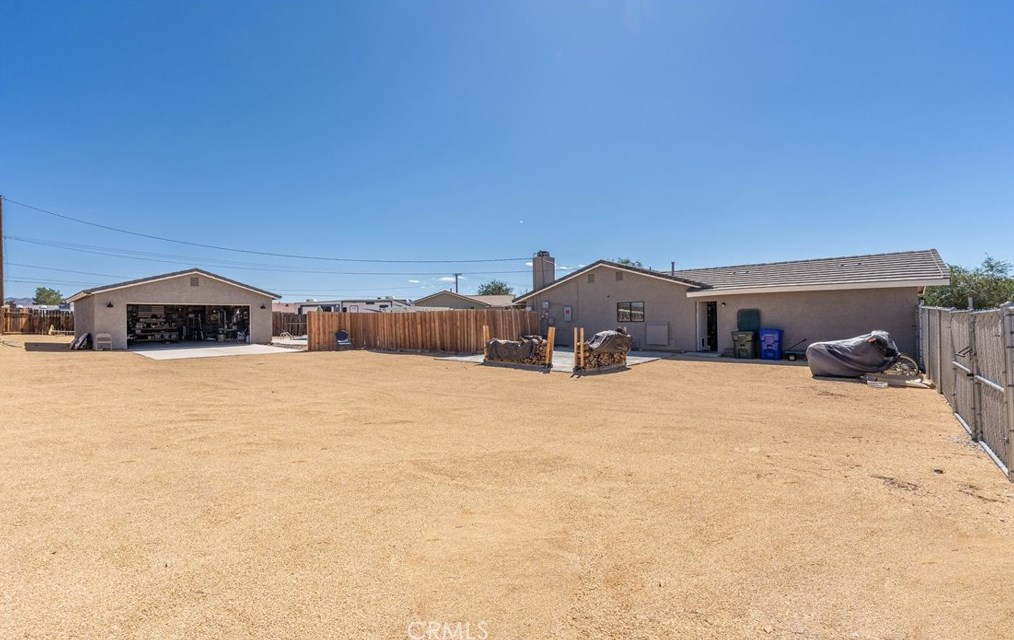 14215 Crow Rd, Apple Valley CA  92307-5508 exterior