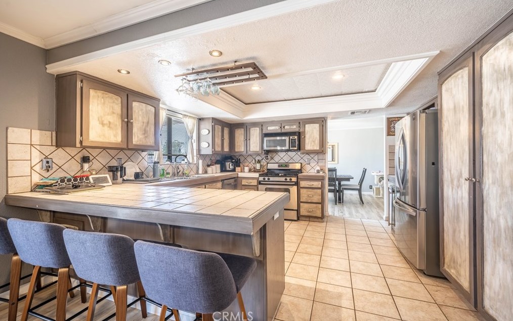 14215 Crow Rd, Apple Valley CA  92307-5508 exterior