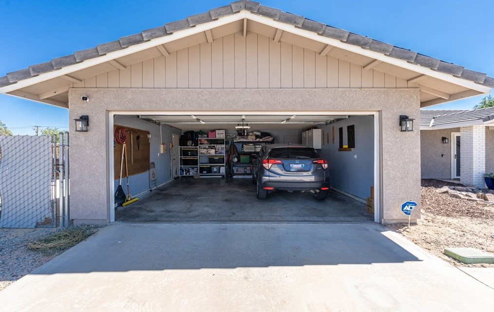 14215 Crow Rd, Apple Valley CA  92307-5508 exterior