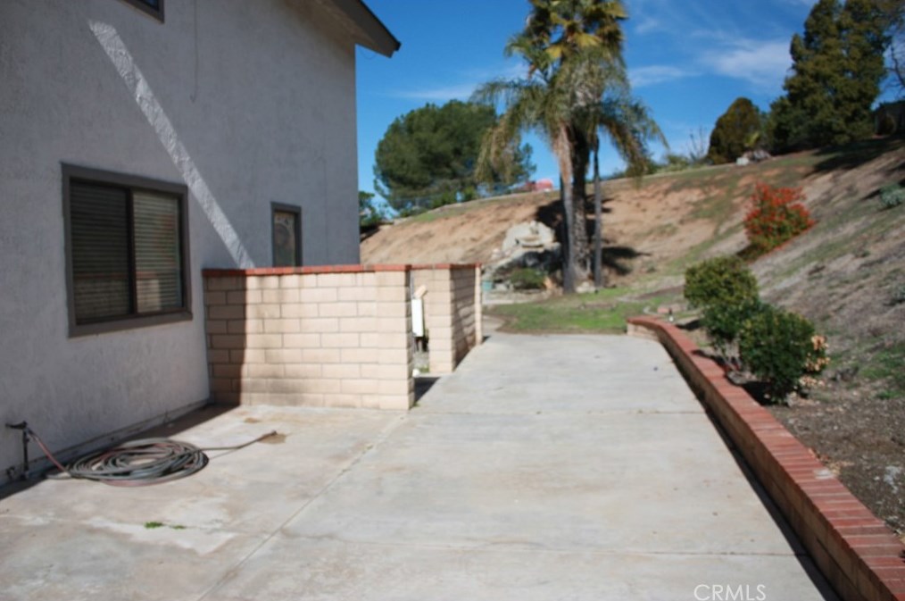 7158 Golden Vale Dr, Riverside CA  92506-5667 exterior