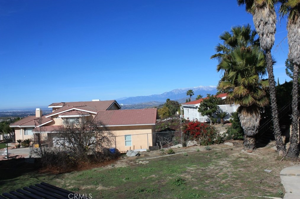 7158 Golden Vale Dr, Riverside CA  92506-5667 exterior