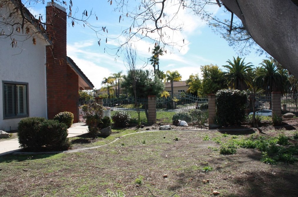 7158 Golden Vale Dr, Riverside CA  92506-5667 exterior