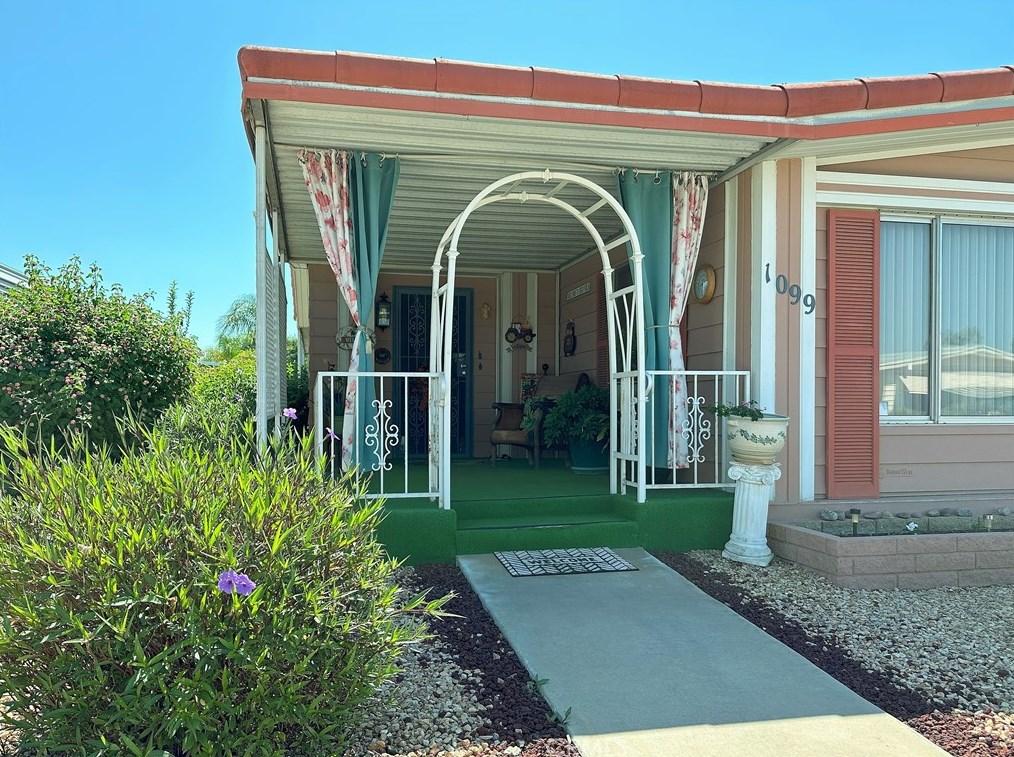 1099 San Marcos Dr, Hemet CA  92543-6987 exterior