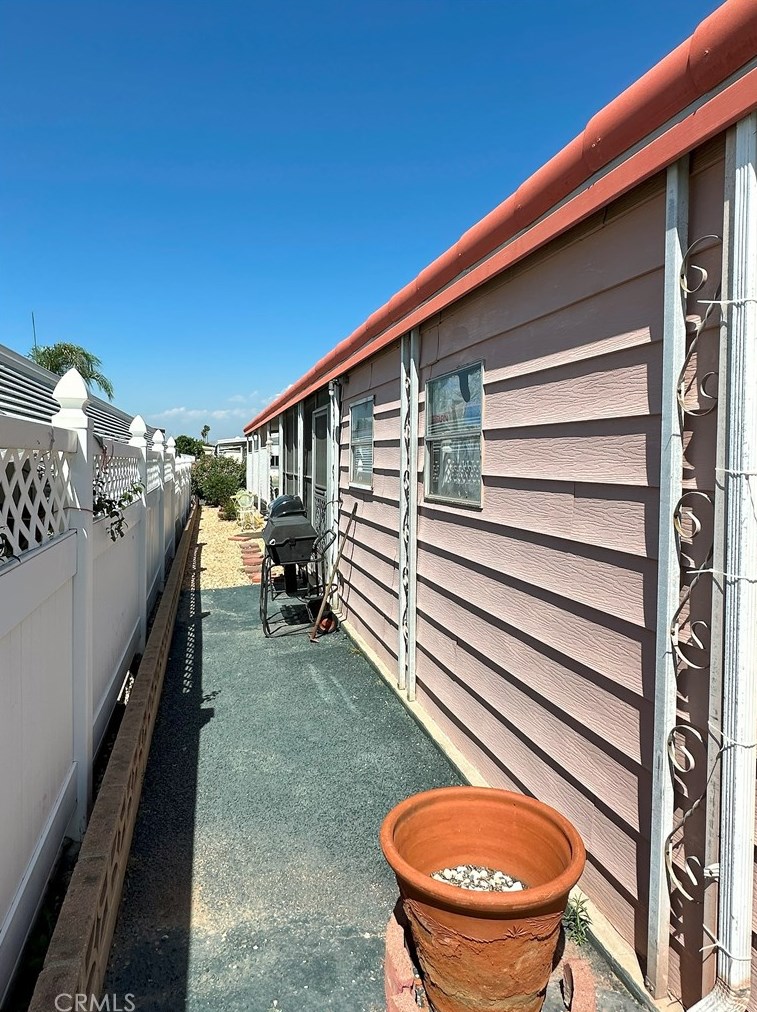 1099 San Marcos Dr, Hemet CA  92543-6987 exterior