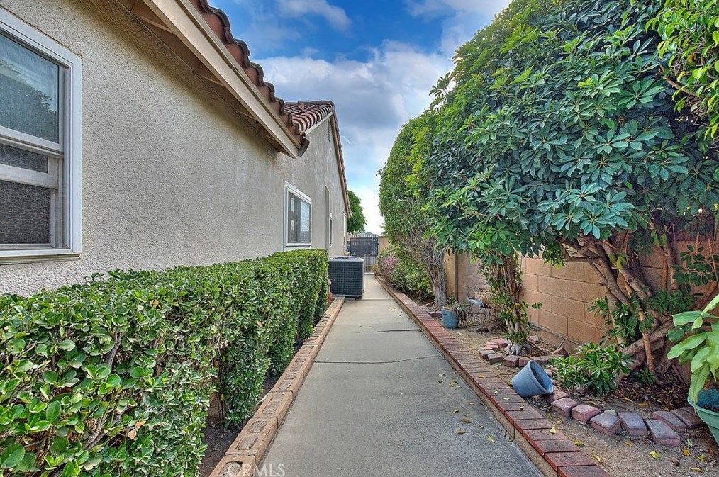 17410 Orchid Dr, Fontana CA  92335-4932 exterior