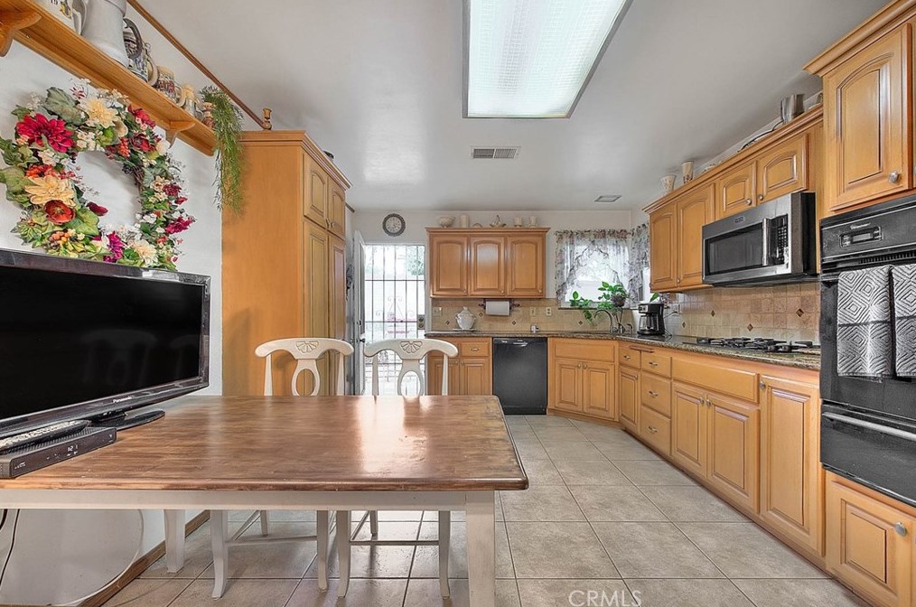 17410 Orchid Dr, Fontana CA  92335-4932 exterior