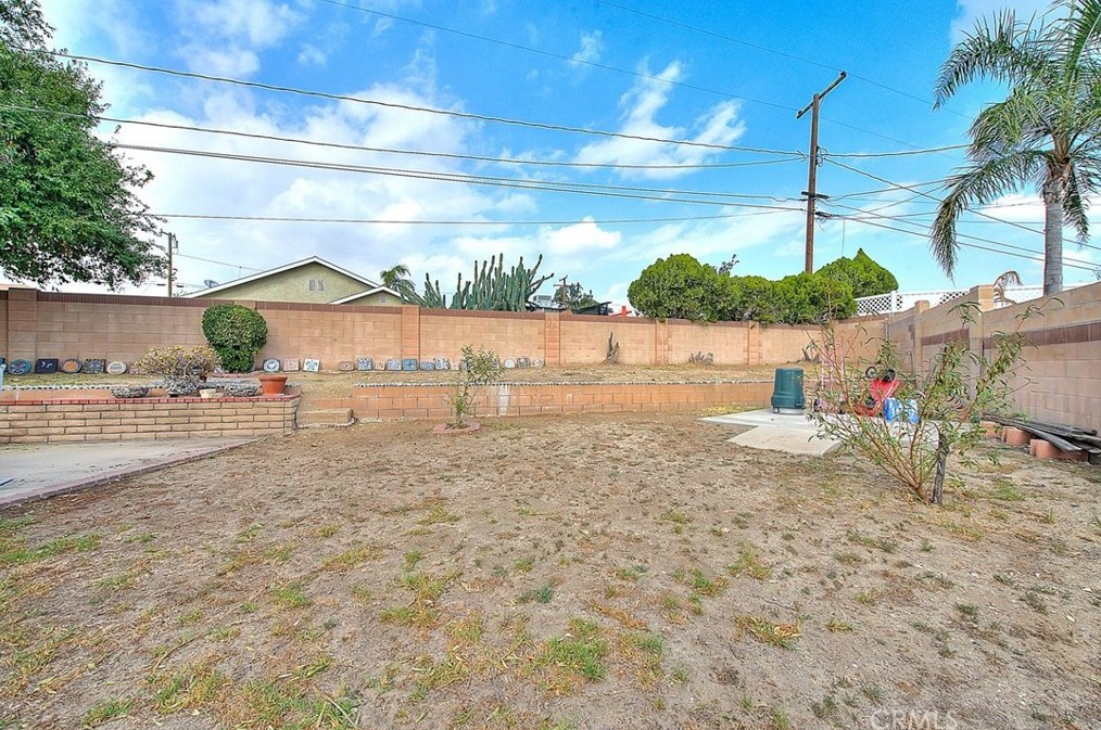 17410 Orchid Dr, Fontana CA  92335-4932 exterior