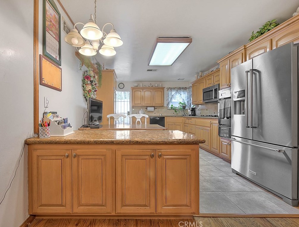 17410 Orchid Dr, Fontana CA  92335-4932 exterior