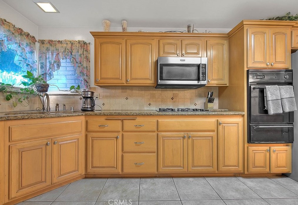 17410 Orchid Dr, Fontana CA  92335-4932 exterior