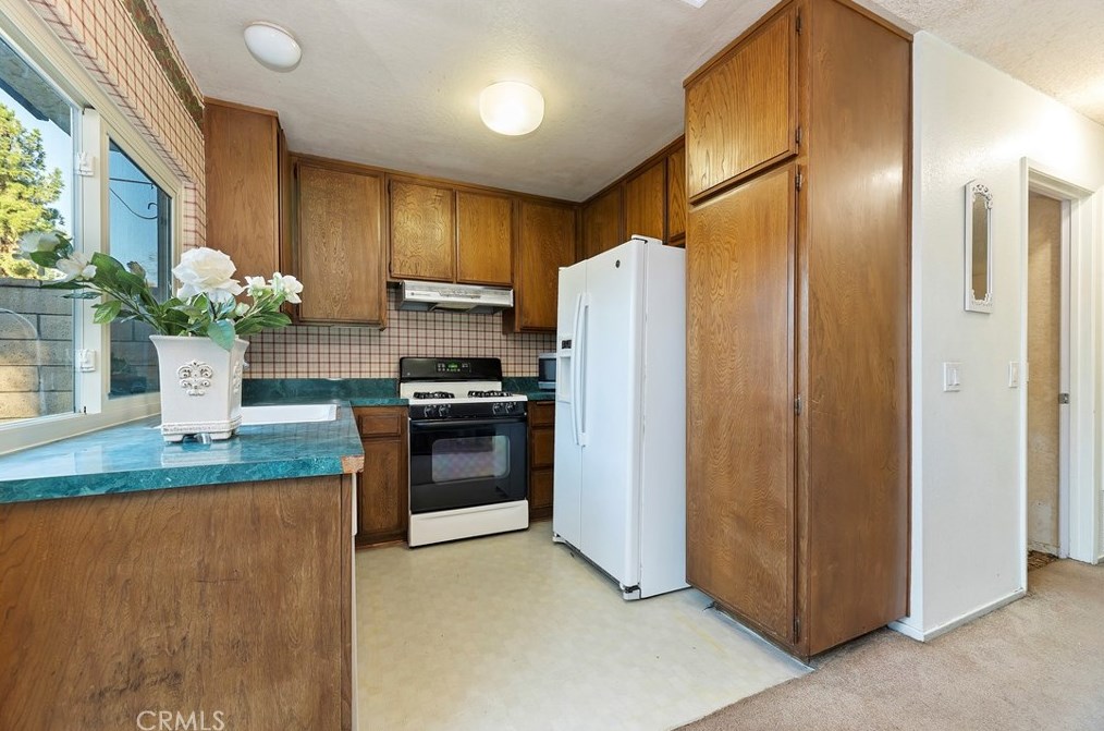 2858 Tropicana Dr, Riverside CA  92504-4206 exterior