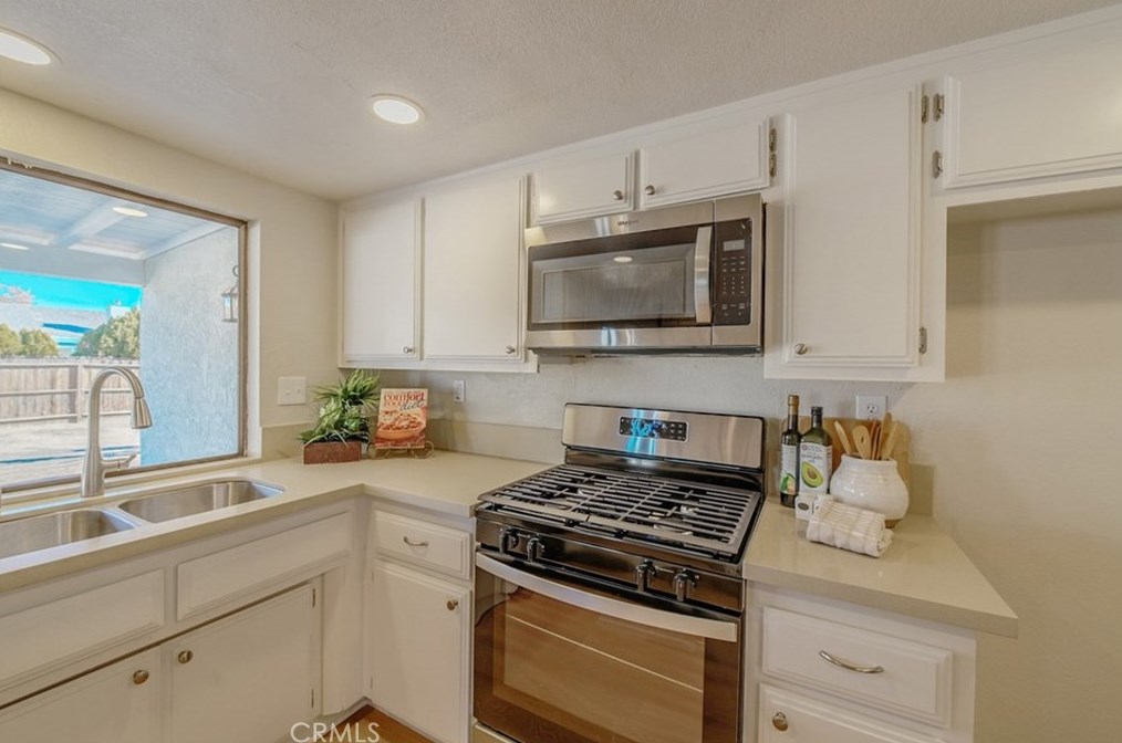 14045 Cronese Rd, Apple Valley CA  92307-5610 exterior